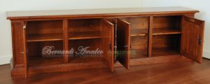 Credenza bassa da 250 cm con 4 ante in noce massiccio arte povera adatta come mobile Tv da salotto